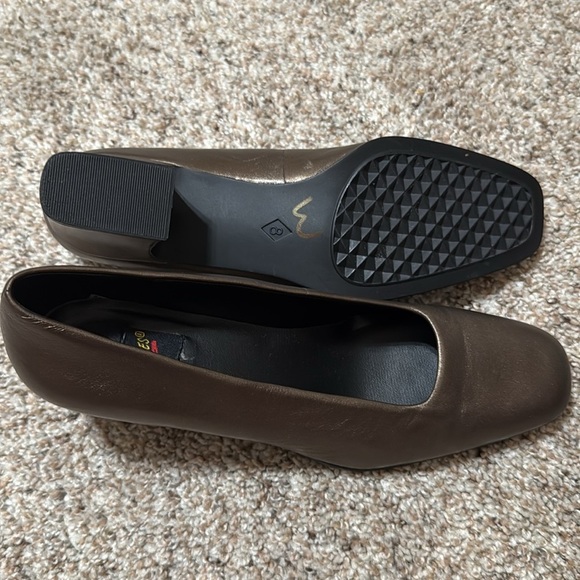 NWOB AEROSOLS Comfortable Women's Mid Heel Pump in Bronze Genuine Leather - Picture 6 of 6